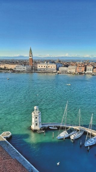 Il miglior panorama di Venezia, oltre che dal famoso campanile di San Marco, si può ammirare dal campanile di San Giorgio Maggiore, sull’isola omonima. Con un’altezza di 75 metri, questo campanile consente una vista unica sulla città unica, da Palazzo Ducale a nord, la Basilica di San Marco e la Dogana fino alla laguna sud, e per di più in quasi totale solitudine senza la folla di Piazza San Marco.