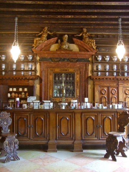 Accanto alla moderna Farmacia di S. Fosca, l'antica Spezieria “all'Ercole d'oro” conserva ancora una sala con il mobilio originale e i vecchi vasi per le preparazioni farmaceutiche. L'ambiente mantiene intatto il suo fascino barocco.