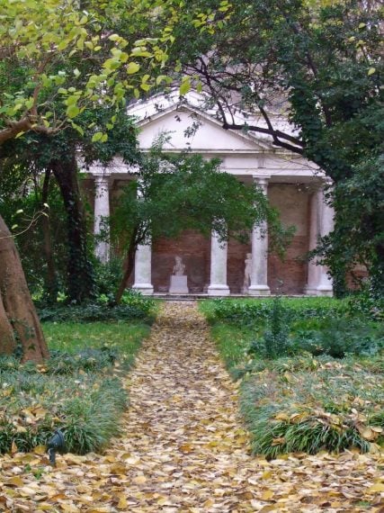 Questo giardino è nascosto dietro il palazzo che ospita gli uffici della Soprintendenza per i Beni architettonici e per il paesaggio per le province di Venezia, Belluno, Padova e Treviso. Durante le ore di apertura degli uffici è possibile aprire la porta che conduce al giardino e visitarlo liberamente