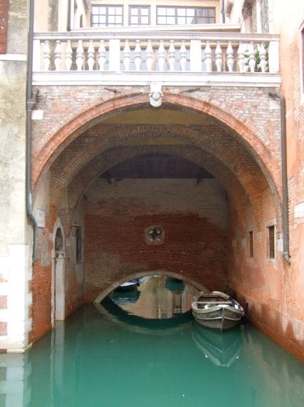 Se possedete una barca (o se invece volete avvalervi di gondolieri, ma occhio al prezzo), avrete l'immenso piacere di navigare nell'unico canale sotterraneo di Venezia: parte del Rio del Santissimo, infatti, passa sotto il coro della Chiesa di Santo Stefano. Con l'alta marea, fate molta attenzione a tenere giù la testa.