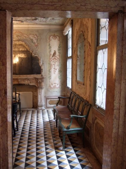 Sede dell'Alliance Française a Venezia dal 1987, il Casino Venier è uno degli ultimi casini veneziani ed è senza dubbio uno dei più affascinanti. L'arredamento, che risale al 1750-1760, è rimasto intatto: pavimenti in marmo connesso (in luogo del tipico ‘terrazzo' veneziano), stucchi, affreschi e specchi ne fanno un piccolo gioiello, splendidamente restaurato dal Comitato francese per la Salvaguardia di Venezia tra il 1981 e il 1993.