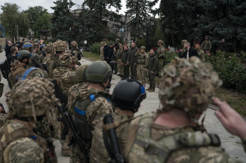 Il presidente ucraino si è recato a sorpresa nella città liberata di recente dalle truppe ucraine