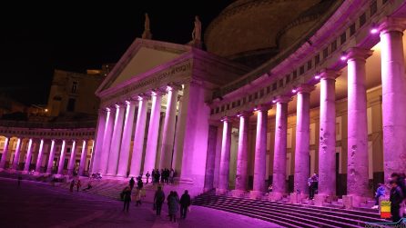 Capodanno a Napoli 2023, lo spettacolo delle luci sul colonnato di Piazza del Plebiscito