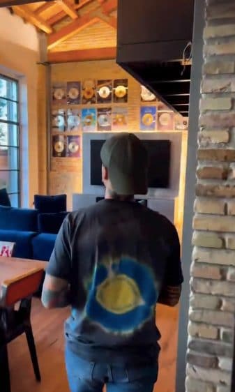 Lo studio di Ultimo con i premi alle pareti