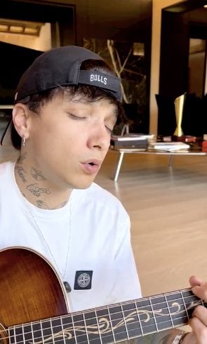 Ultimo alla chitarra