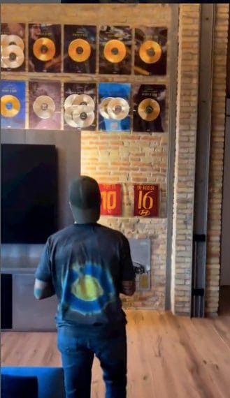 Lo studio di Ultimo con i premi alle pareti