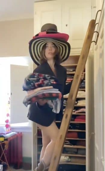 Chiara Francini in cabina armadio