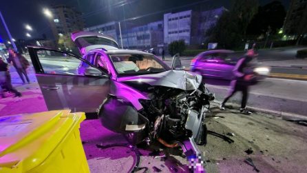Scontro tra due auto a Scampia, lasciano il ferito e fuggono via