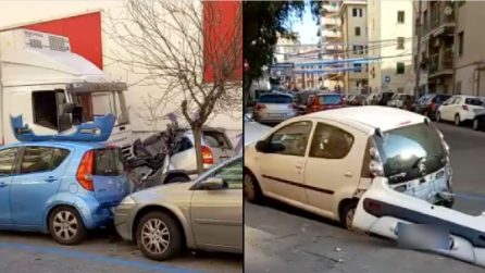 Incidente stradale all'Arenella, tir schiaccia le auto in sosta