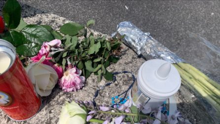 Casalnuovo, fiori e candele nel luogo dove è morta Aurora