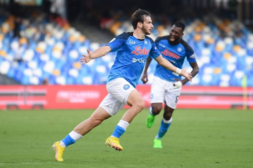 Due gol in meno di mezz'ora. Il Maradona è conquistato dal georgiano, che sblocca l'incontro con una perla assoluta.