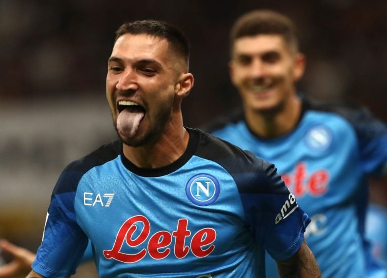 Partita importante e bella, con un secondo tempo ricco di emozioni. Il Napoli si impone 2-1. Gol di Politano su rigore, Giroud e Simeone.