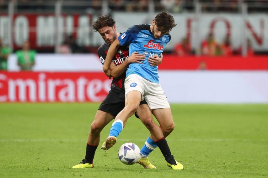 Il 77 partenopeo fa impazzire la difesa rossonera e si procura il rigore che trasforma Politano.