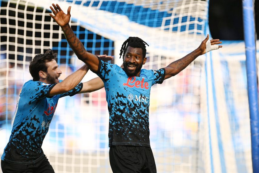 Il georgiano festeggia Anguissa dopo la doppietta, poi toccherà proprio a lui la gioia del gol.