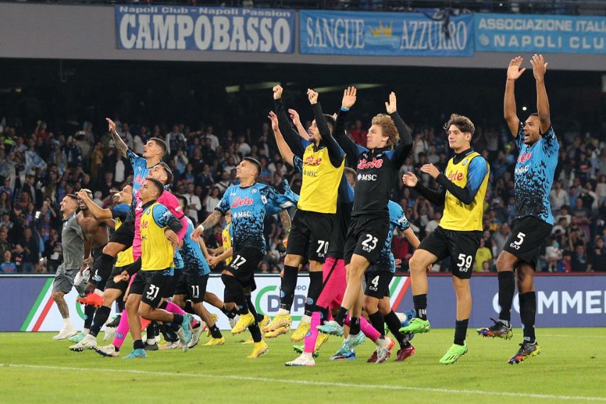 I calciatori dopo l'ennesimo successo festeggiano con i tifosi al Maradona.