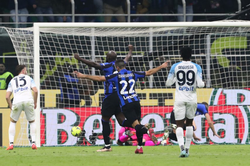 La sfida di San Siro è stata decisa da un gol di Dzeko. Per il Napoli è la prima sconfitta in campionato.