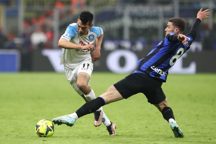 I nerazzurri infliggono la prima sconfitta in campionato alla squadra di Spalletti, qui un duello tra Lozano e Gosens.