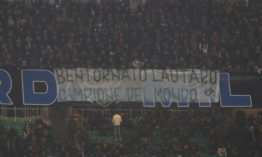 L'omaggio dei tifosi nerazzurri per Lautaro Martinez, che ha disputato la prima partita da campione del mondo.