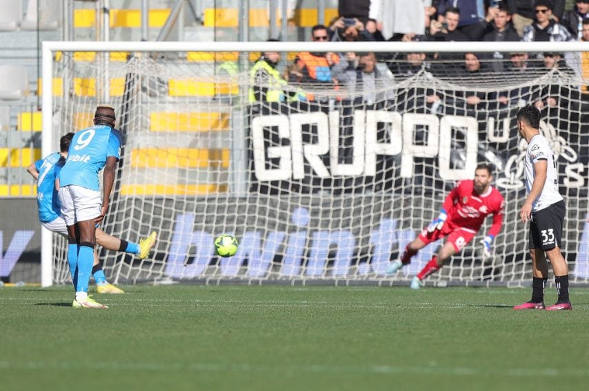 Osimhen lascia il pallone a Kvaratskhelia, che spiazza il portiere e firma l'1-0.