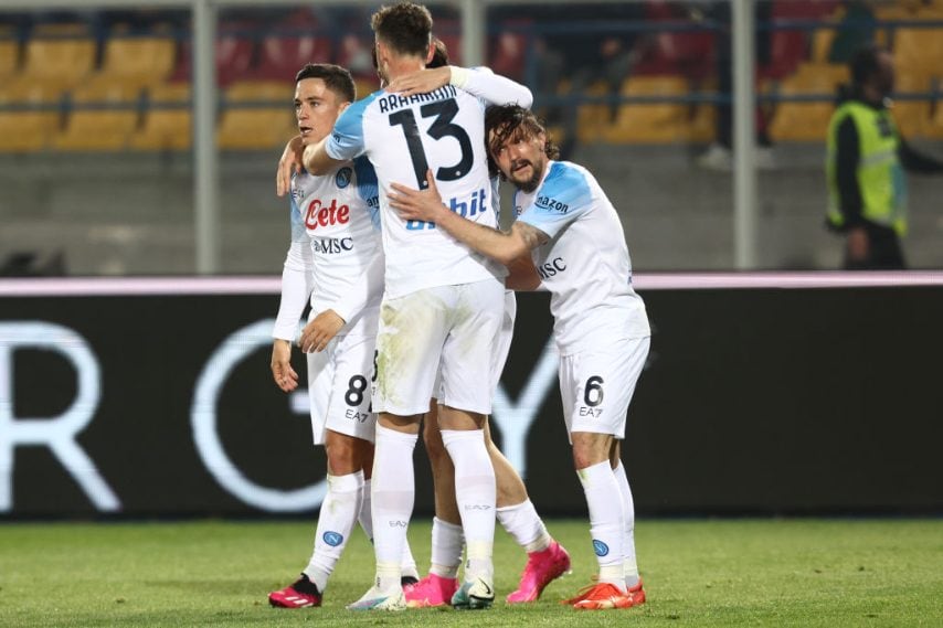 Mario Rui, Rrahmani e Di Lorenzo, tre senatori che festeggiano, sullo sfondo Raspadori.