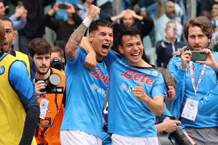 L'uruguagio sugli sviluppi di un corner con un colpo di testa segna il gol dell'1-0.