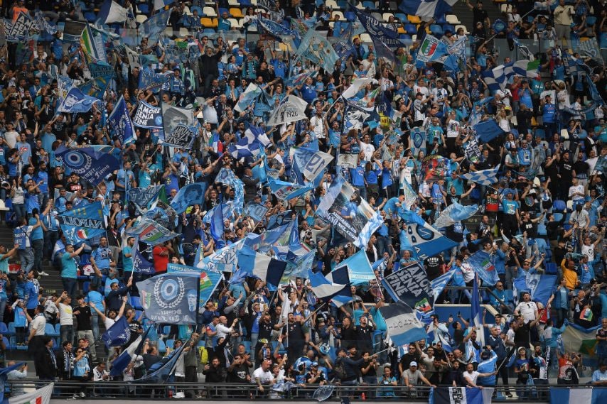 Lo scudetto materialmente non arriva in questa domenica 30 aprile, l'appuntamento è solo rinviato. Allo stadio come in città si festeggia dopo l'1-1 con la Salernitana.