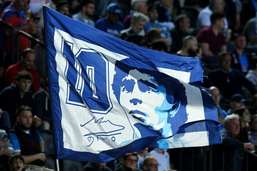 Nella festa del Napoli non può mancare Diego Armando Maradona, che ha portato i primi due scudetti all'ombra del Vesuvio.