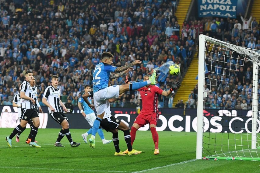 Gesto atletico elevatissimo quello di Di Lorenzo nell'area dell'Udinese.