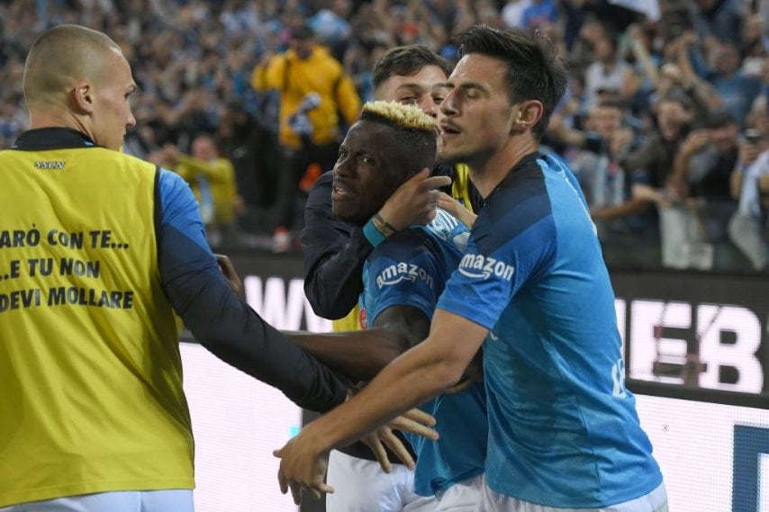Preziosissimo il macedone, l'uomo in più dei partenopei, che celebra il gol del pari di Osimhen.