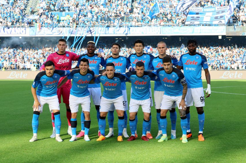 Immortalati gli undici titolari del Napoli che gioca per la prima volta da campione d'Italia.