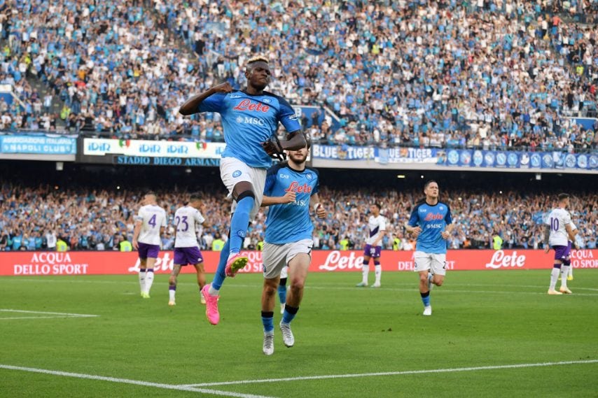 Prima sbaglia un rigore, poi ne segna un altro. Osimhen timbra il cartellino e aumenta il suo vantaggio nella classifica marcatori.