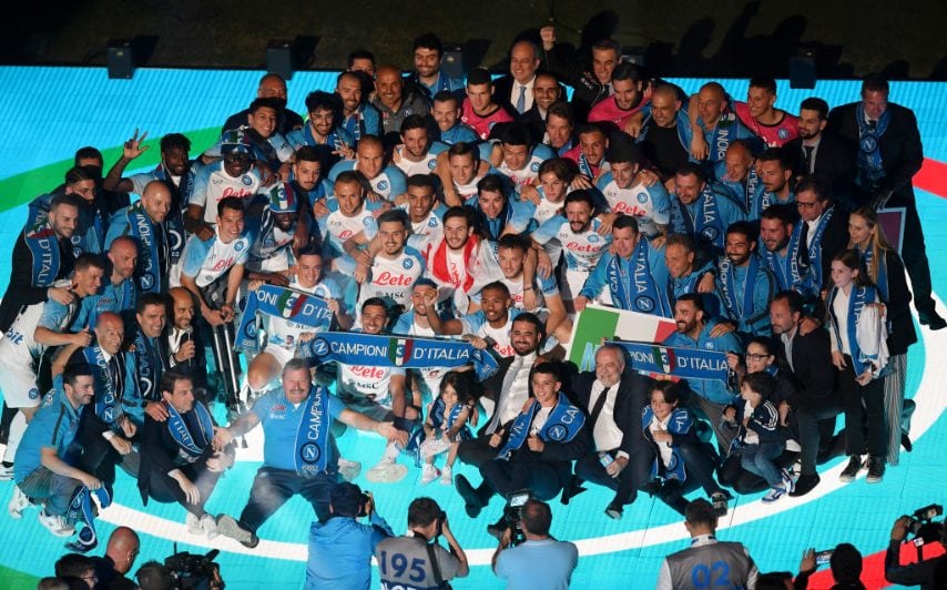 La seconda festa scudetto si fa al Maradona dove la squadra festeggia.