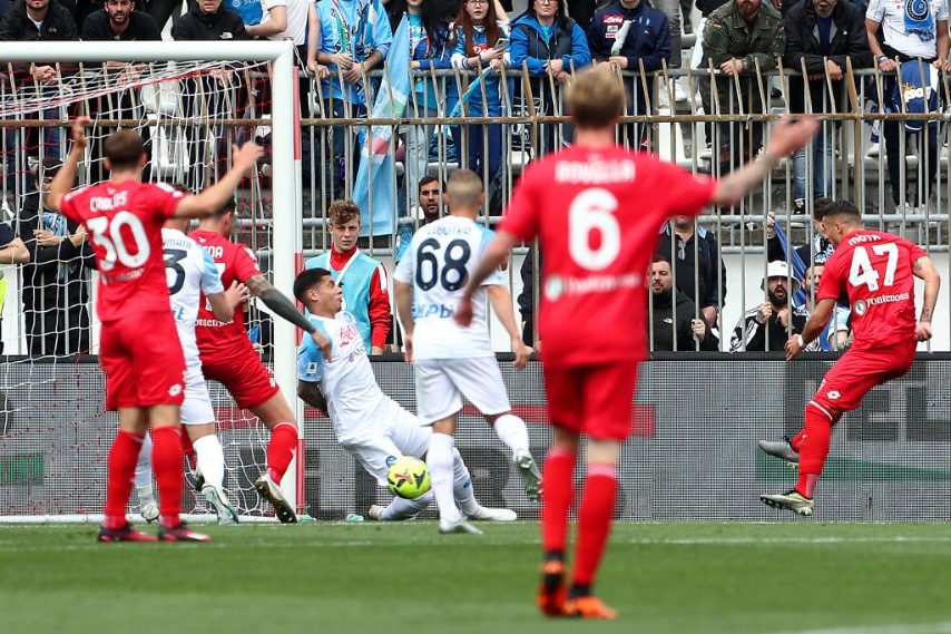 Ebbro di gioia per lo scudetto vinto il Napoli cade a Monza, dove subisce la quarta sconfitta in campionato.