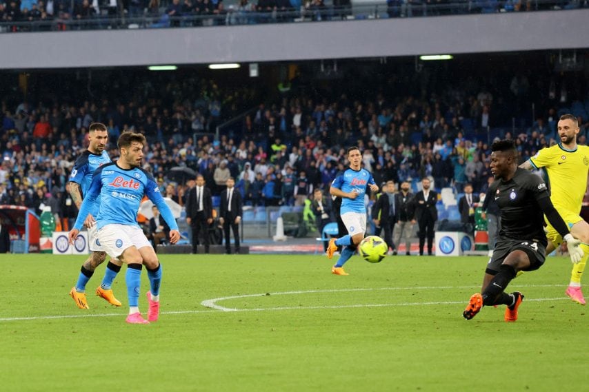 Entrato in campo nel finale il giovane centrocampista realizza il gol che chiude l'incontro, è il primo in Serie A. Gaetano fa esplodere il Maradona.