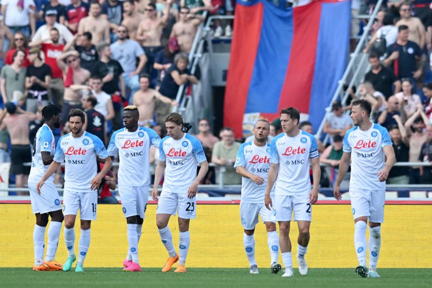 La squadra festeggia l'ennesimo del gol del bomber nigeriano.