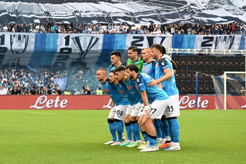 Di profilo sono immortalati i calciatori che disputano l'ultima giornata, la partita che dà il là alla festa definitiva, quella per il titolo numero 3.