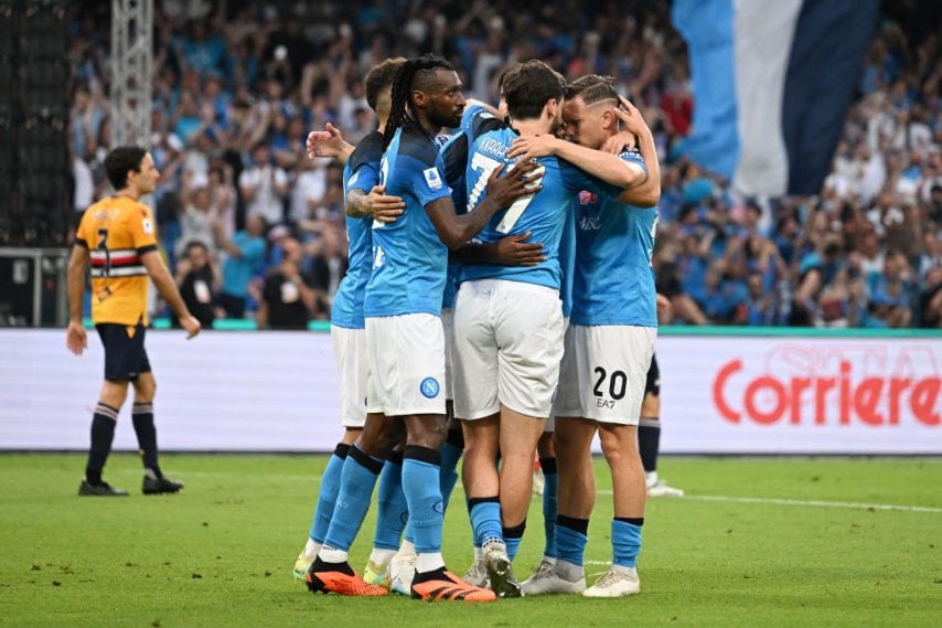 I senatori del Napoli tutti insieme dopo il gol del vantaggio, un abbraccio che pesa tantissimo.