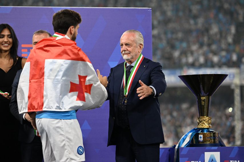 Con la bandiera della Georgia sulle spalle Kvaratskhelia riceve la medaglia e poi il saluto del presidente.