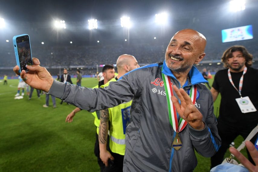 Spalletti, che ha annunciato l'addio, durante la festa si fa un selfie al Maradona.