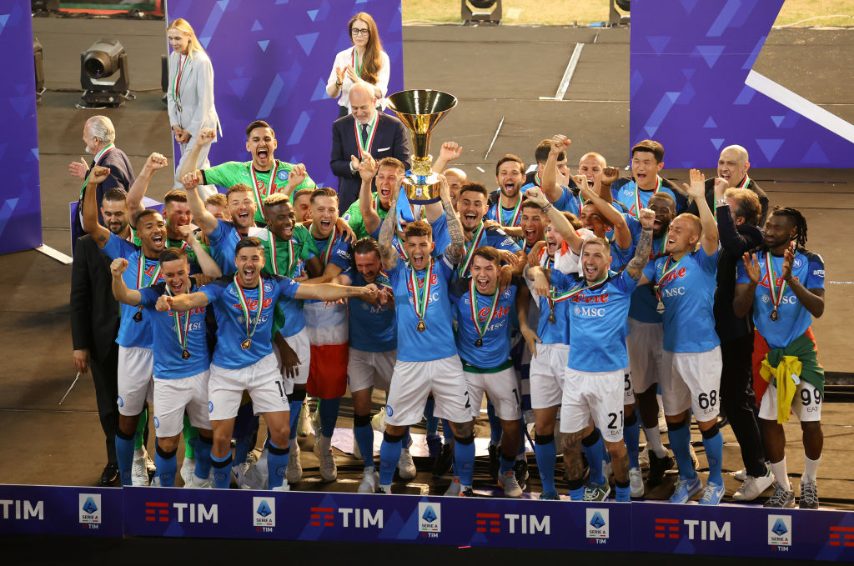 Presente ma con moderazione il presidente, di profilo, nel momento in cui si solleva il trofeo. In prima fila c'è il Cholito.