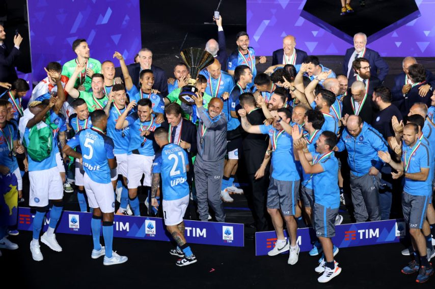 Tutti assieme, pure con Spalletti, sul palco. Si celebra lo scudetto davanti a uno stadio caldissimo.