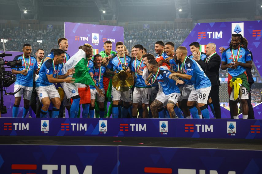 La festa continua e maestro di cerimonia è Giovanni Di Lorenzo.