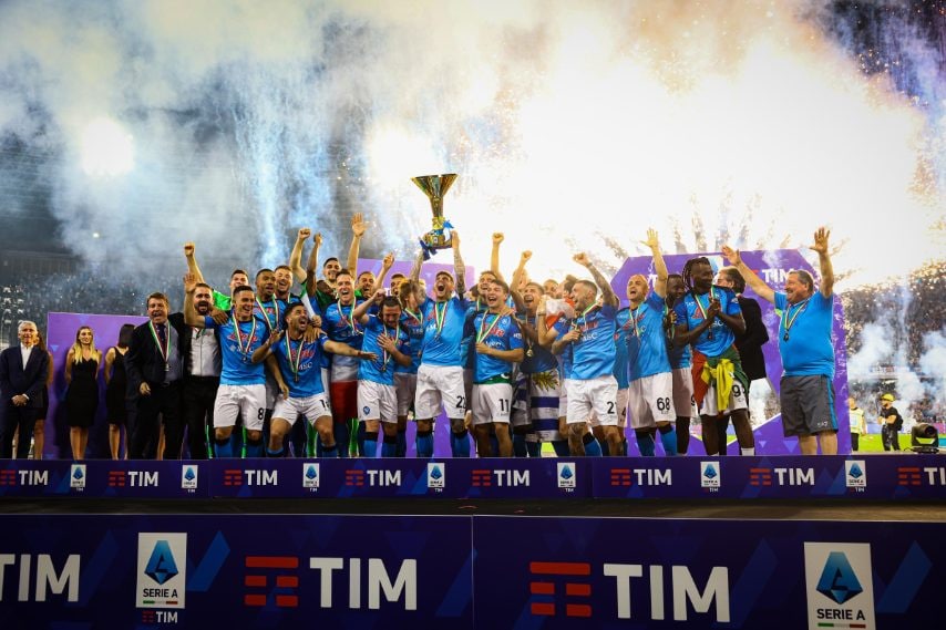 Dopo una lunga serata finiscono i festeggiamenti per il terzo scudetto del Napoli.