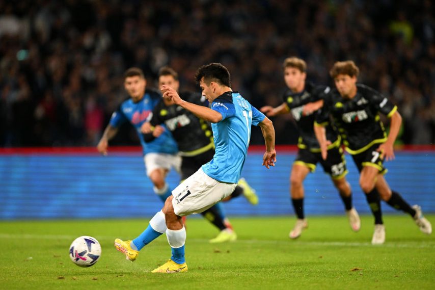 Il messicano, in eterno ballottaggio con Politano, realizza il rigore che sblocca l'incontro.