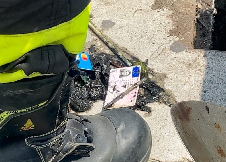 Sono stati ritrovati dentro un tombino nel parcheggio della metropolitana Comasina a Milano le carte di pagamento e i documenti di Giulia Tramontano.