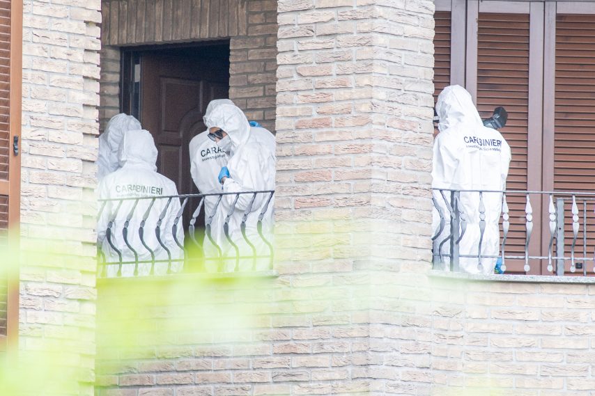 Gli uomini della Sezione Investigazioni Scientifiche dei Carabinieri di Milano hanno effettuato i rilievi tecnici anche nell'abitazione di Senago: qui, intorno alle 20.30 di sabato 27 maggio, è avvenuto il delitto