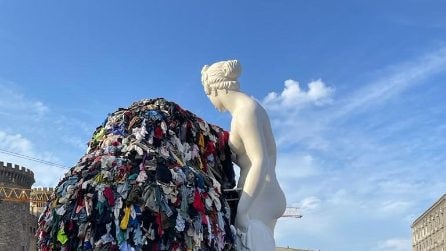 Napoli, la Venere degli Stracci prima, durante e dopo l'incendio che l'ha distrutta