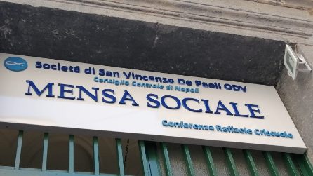 A Napoli code alla mensa sociale di via Santa Sofia