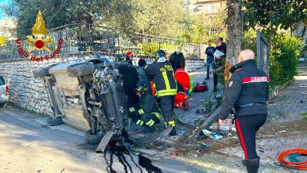Si ribalta con l'auto e finisce contro un muro: 26enne ricoverato in ospedale