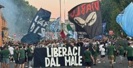 Migliaia di tifosi della Lazio in piazza contro Claudio Lotito